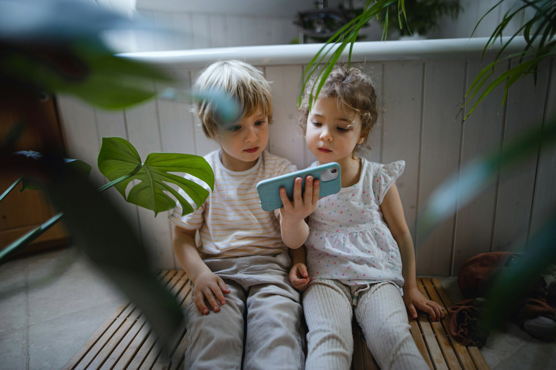 kids-with-phone